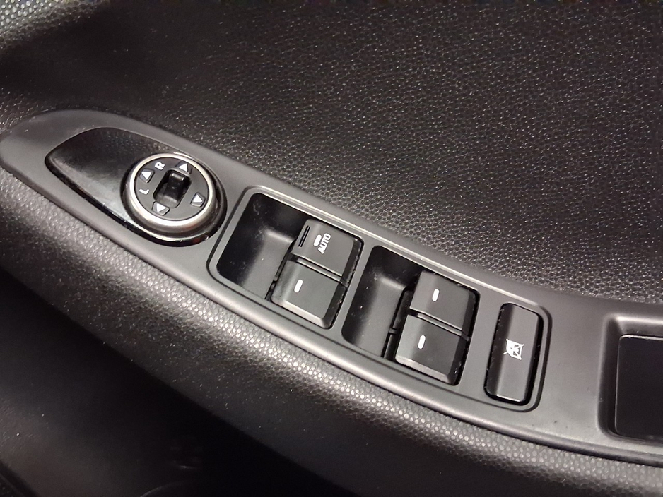 2017 Hyundai i20 - image 11