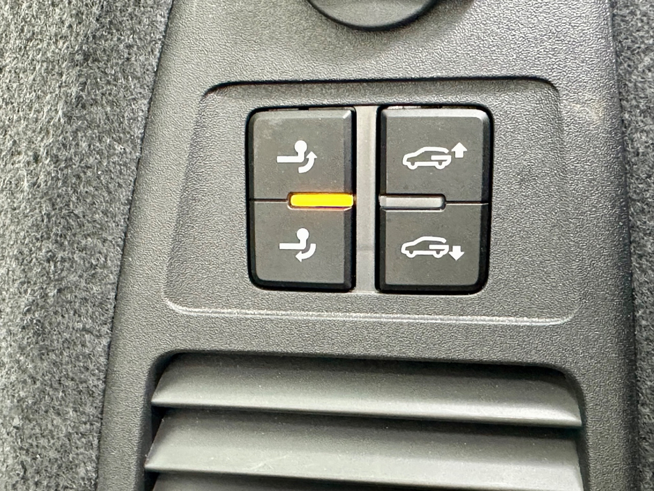 2025 Volkswagen Touareg - image 13