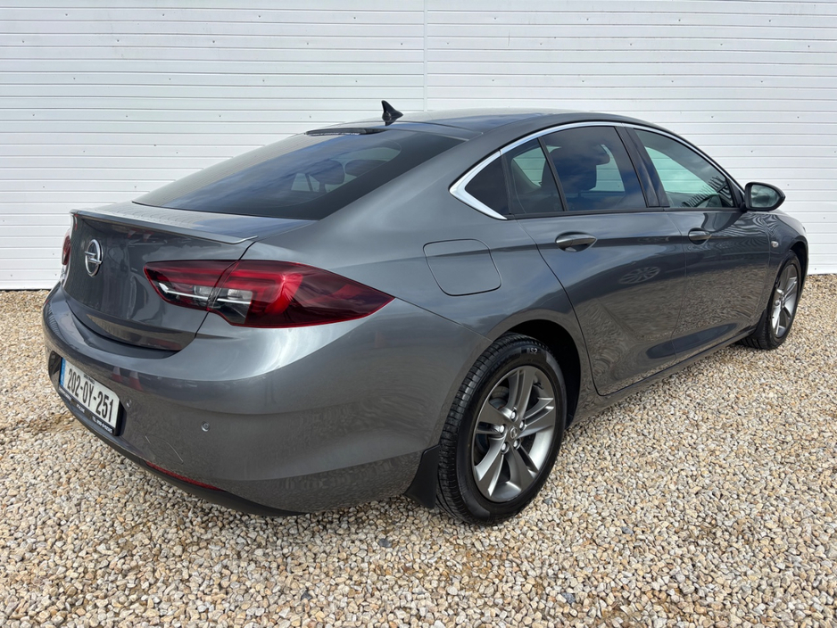 2020 Opel Insignia - image 6