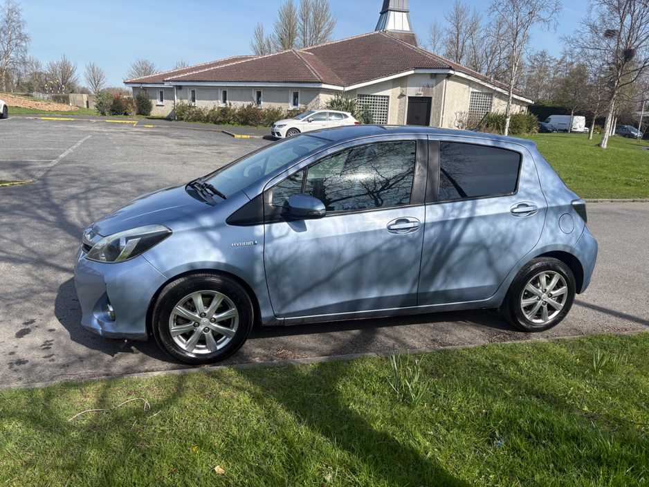 2013 Toyota Vitz - image 4