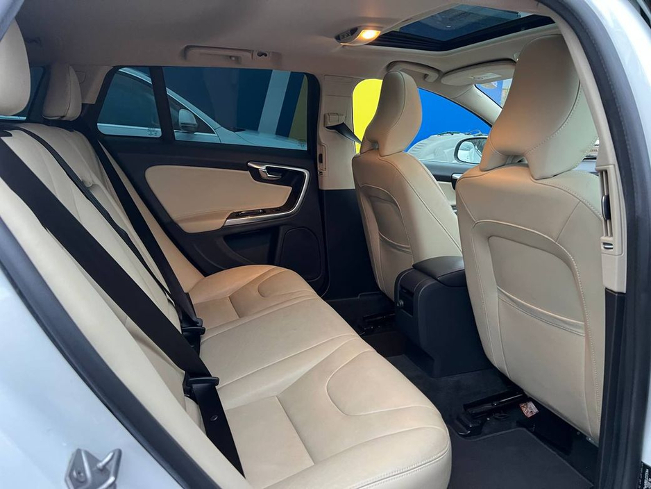 2017 Volvo V60 D4 CLASSIC 2.0 D // OPENING SUNROOF // LEATHER HEATED SEATS // REVERSE CAMERA €18,950