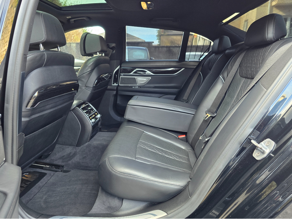 2018 BMW 7 Series - image 12