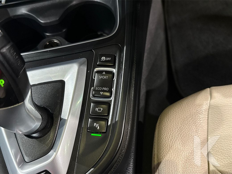 2016 BMW 3 Series - image 23