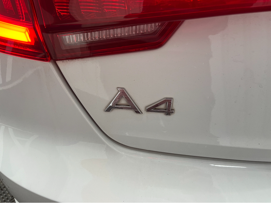 2018 Audi A4 2018 AUDI A4 TFSI 1.4 AUTOMATIC / CRUISE CONTROL / REVERSE CAMERA / HEATED SEATS / PADDLE SHIFTERS