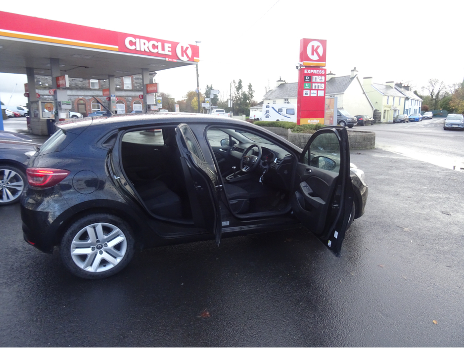 2022 Renault Clio - image 11