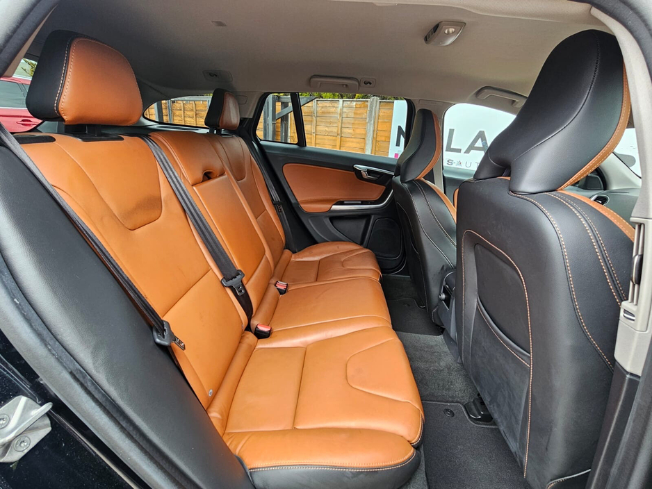 2016 Volvo V60 - image 20