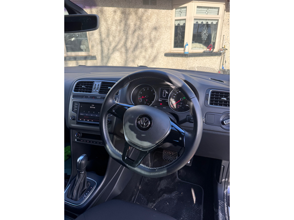 2015 Volkswagen Polo - image 5