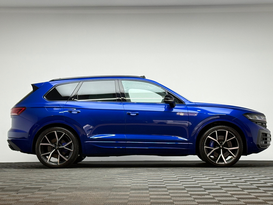 2025 Volkswagen Touareg - image 8