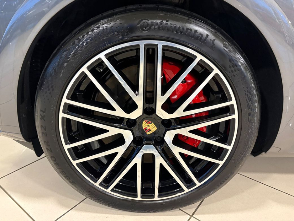 2024 Porsche Cayenne - image 12