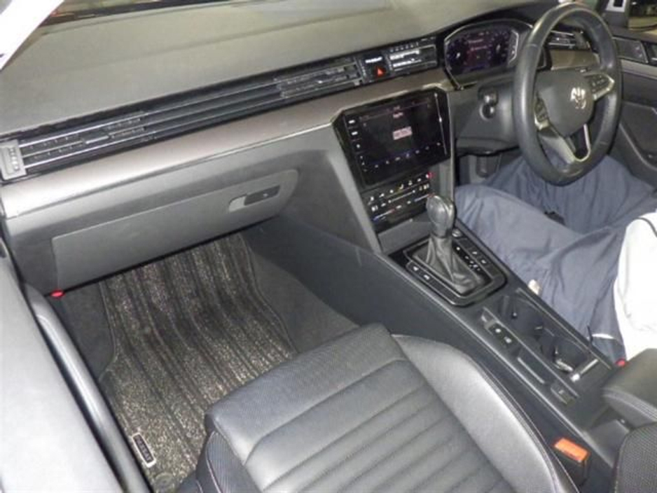 2023 Volkswagen Passat - image 2