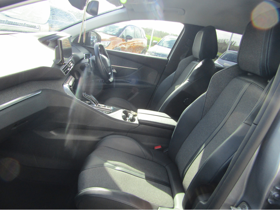 2022 Peugeot 5008 - image 7