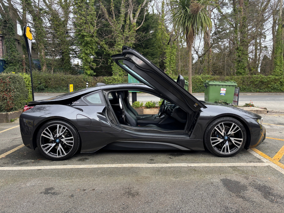 2020 BMW i8 - image 6