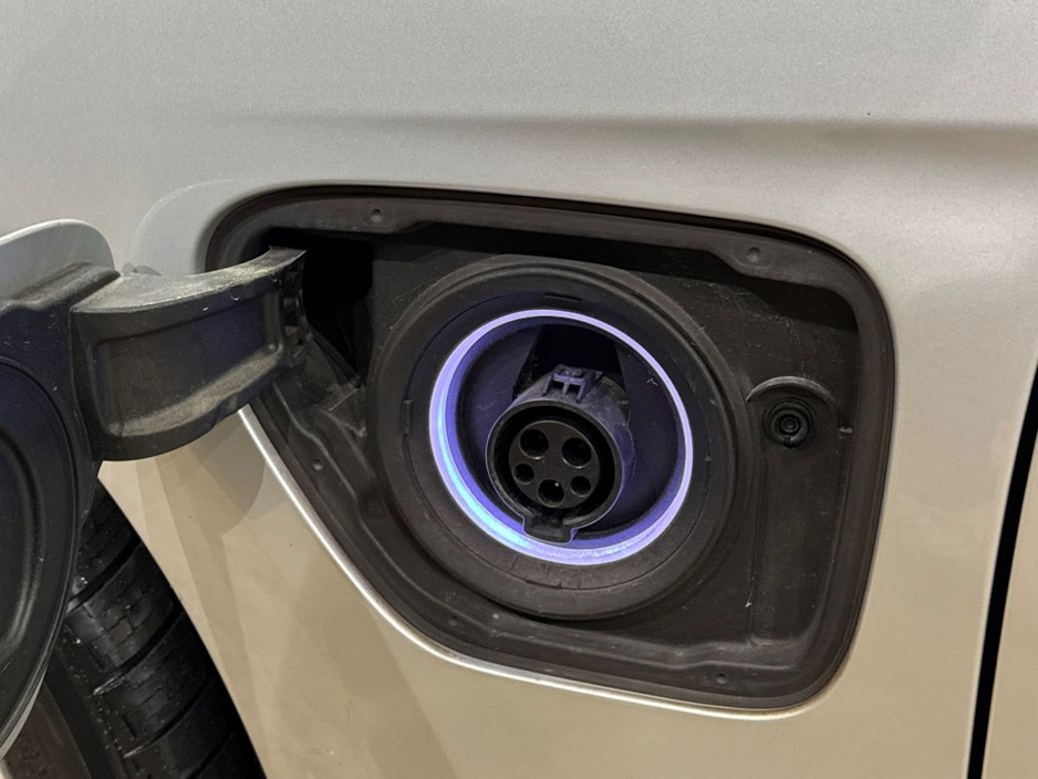 2016 BMW 3 Series - image 12