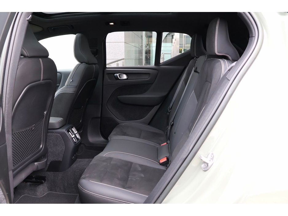 2022 Volvo XC40 - image 11