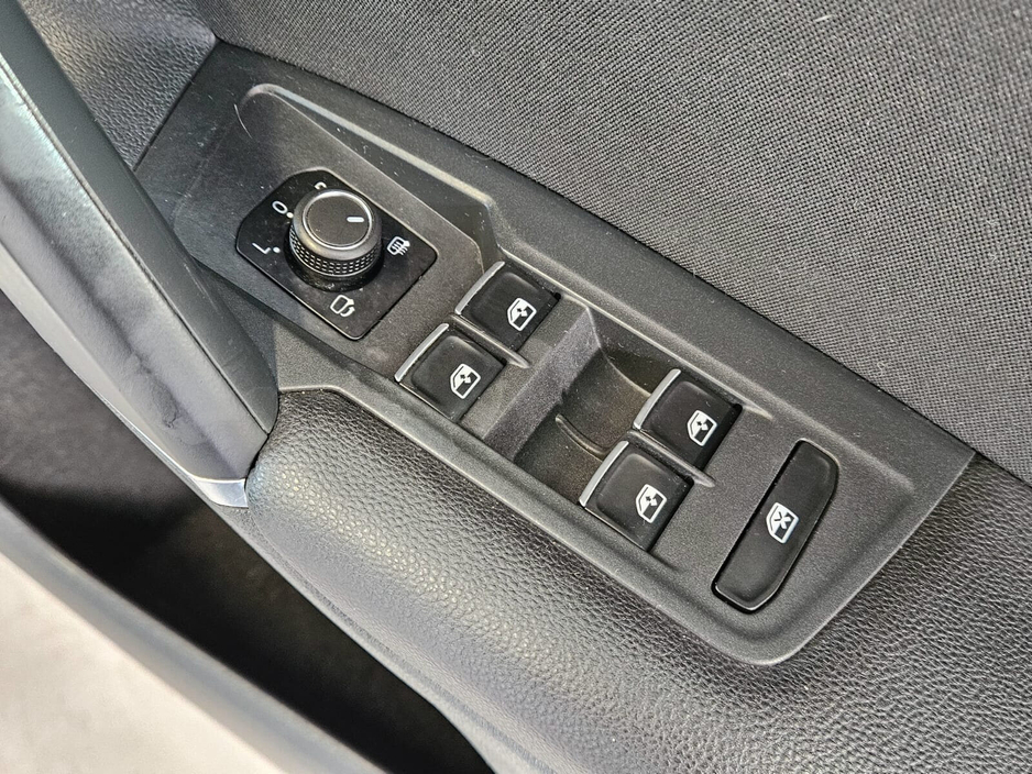 2017 Volkswagen Tiguan - image 10