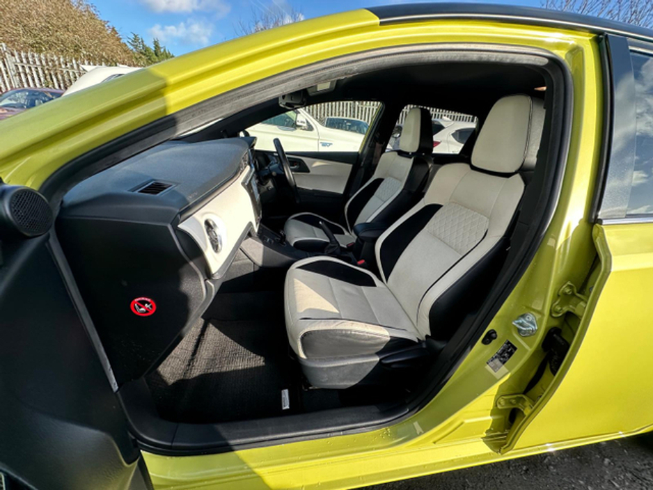 2016 Toyota Auris - image 14