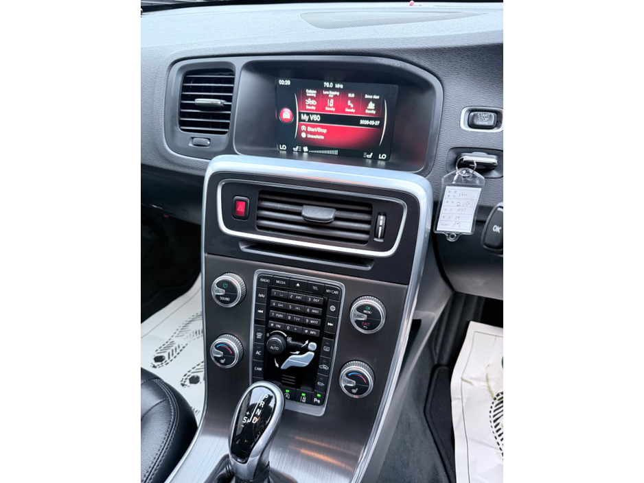 2015 Volvo V60 - image 16