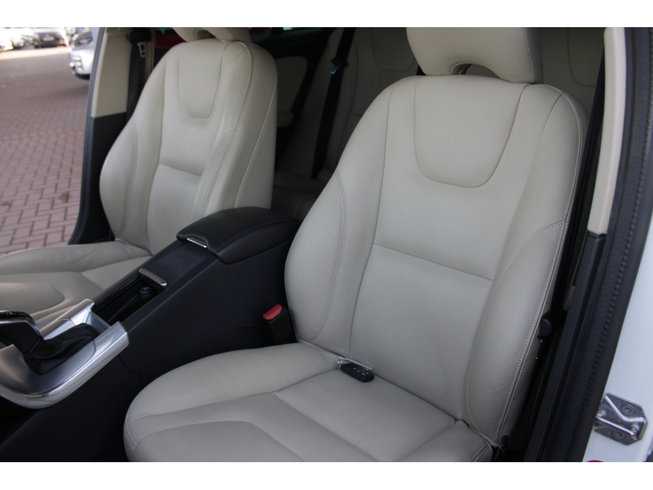 2016 Volvo V60 CROSS COUNTRY - image 21