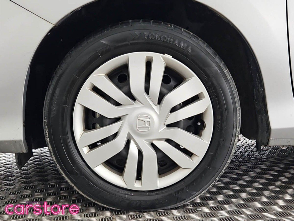 2019 Honda Grace - image 9