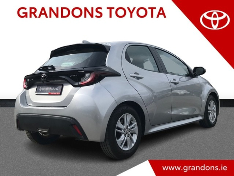 2024 Toyota Yaris - image 2