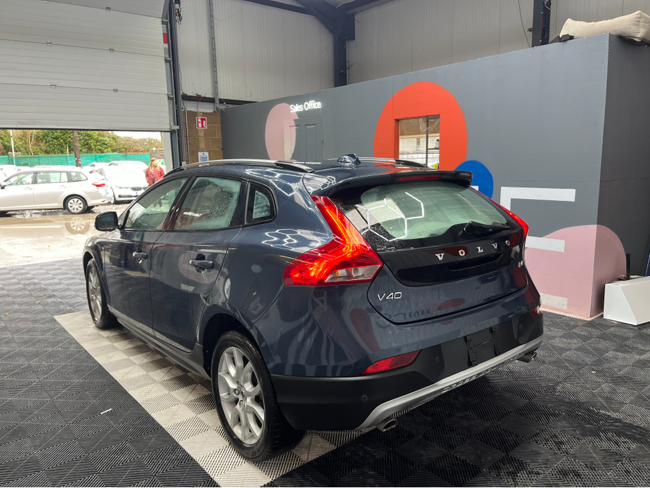 2016 Volvo V40 - image 4