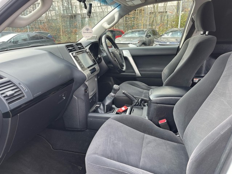 2018 Toyota Landcruiser - image 6