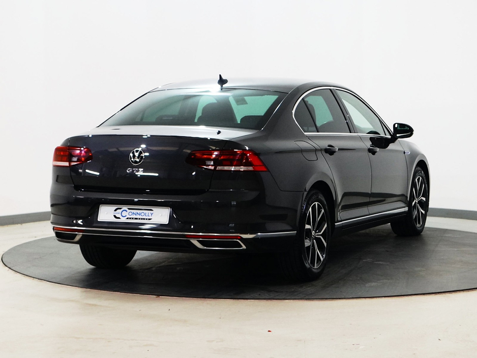 2021 Volkswagen Passat - image 3