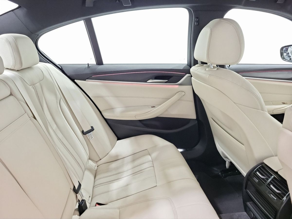 2022 BMW 5 Series - image 22