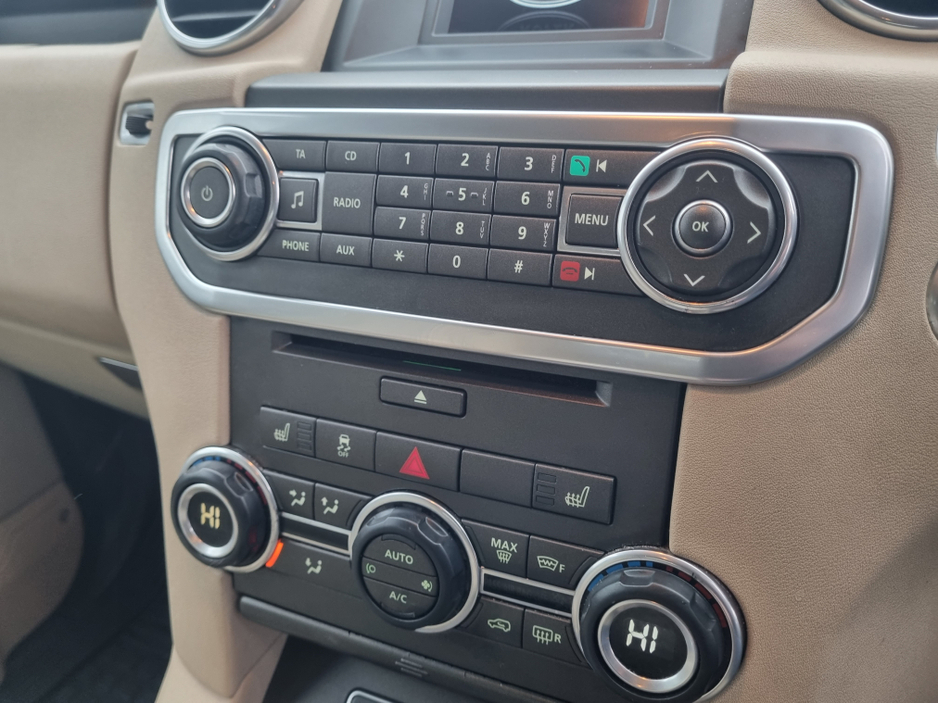 2015 Land Rover Discovery - image 11