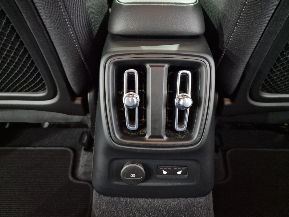 2022 Volvo XC40 T4 PLUS DARK RECHARGE AUTOMATIC **ONE OWNER / APPLE CARPLAY / BLIND SPOT ASSIST / ELECTRIC BOOTLID / HEATED FRONT & REAR SEATS / HEATED STEERING WHEEL / REVERSE CAMERA / WIRELESS PHONE CHARGING** €34,900