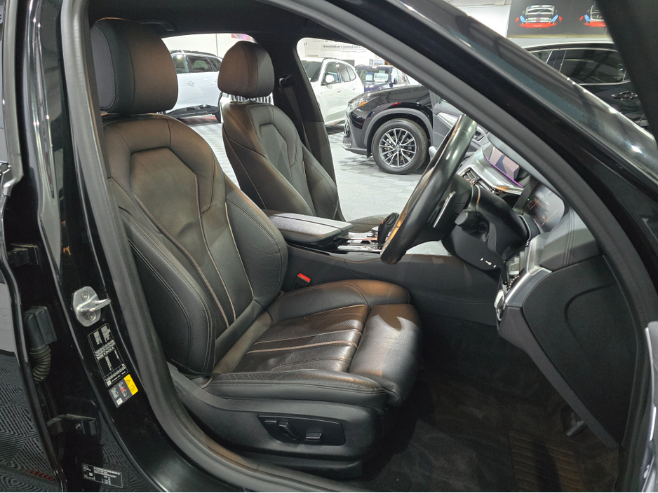 2019 BMW 5 Series - image 8