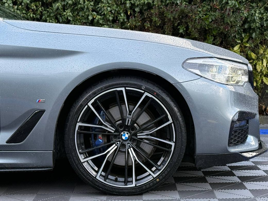 2019 BMW 5 Series 530e M-SPORT COMPETITION 2.0 HYBRID // HEADS-UP DISPLAY // 4 HEATED SEATS // 360 VISUAL PARKING ASSIST €29,900