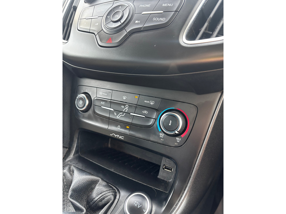 2015 Ford Focus - image 12