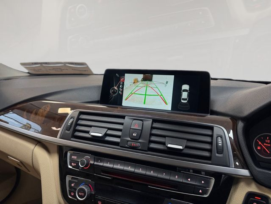 2016 BMW 3 Series - image 14