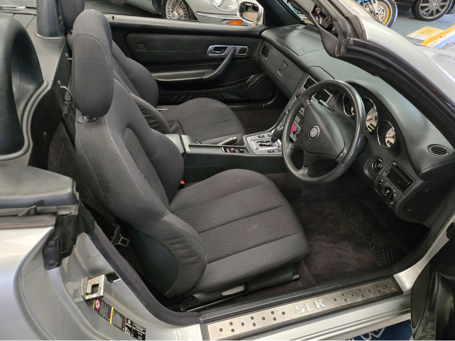 2004 Mercedes-Benz SLK Class - image 4
