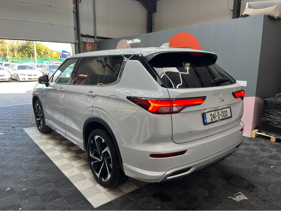 2024 Mitsubishi Outlander - image 4