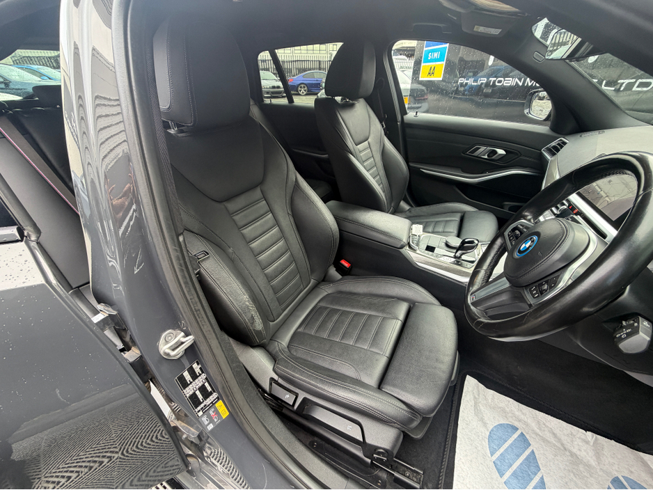2022 BMW 3 Series - image 24