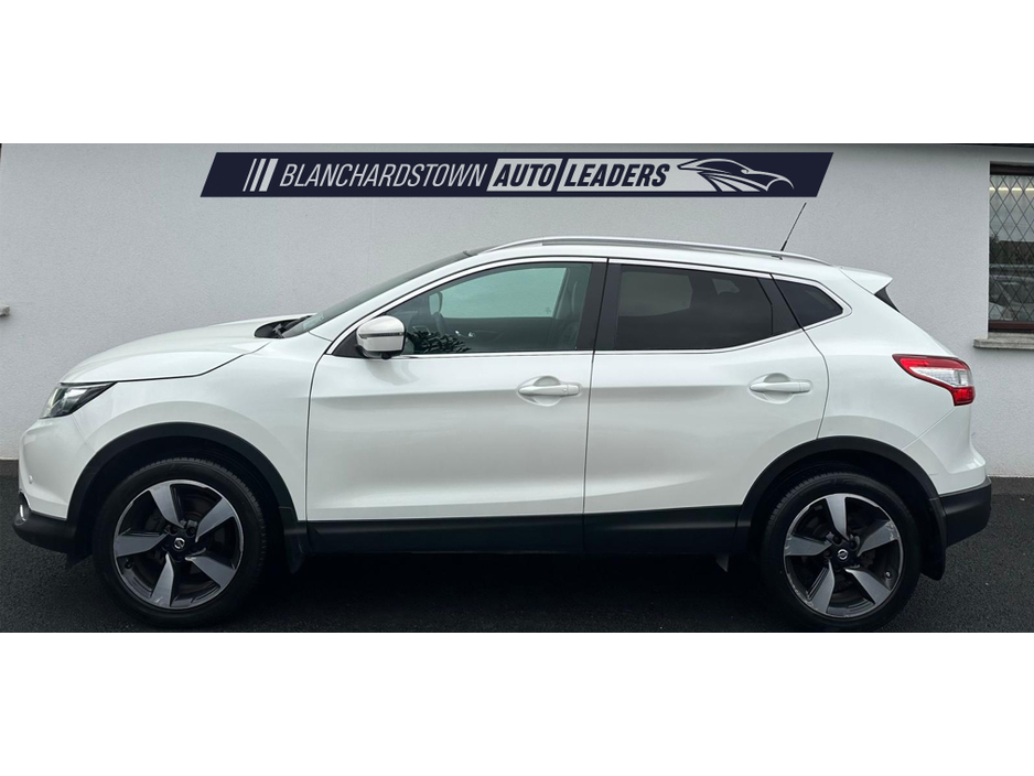 2017 Nissan Qashqai - image 2