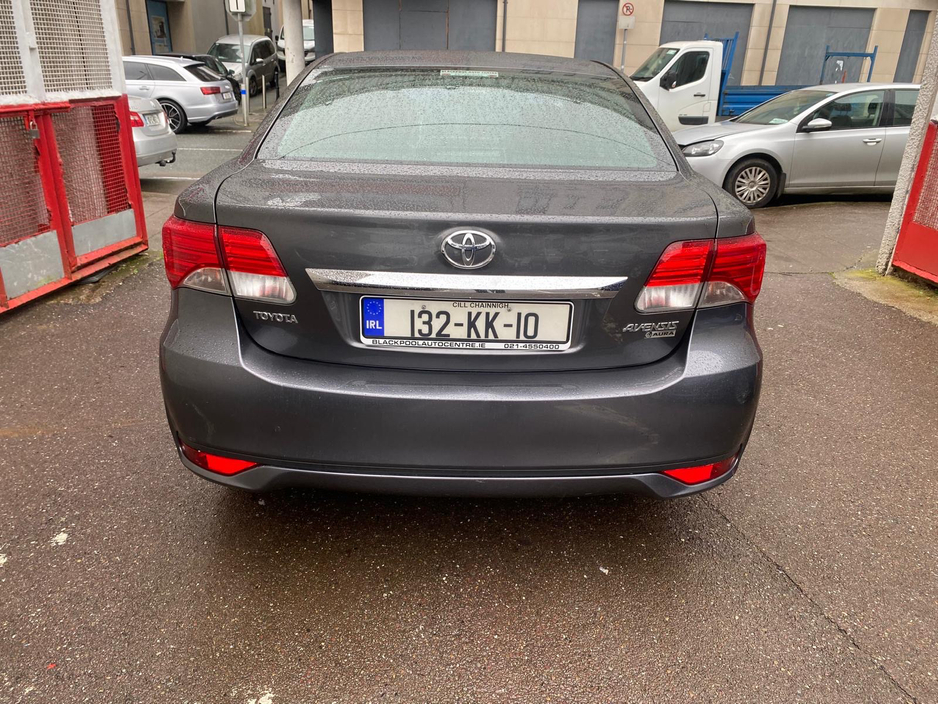 2013 Toyota Avensis - image 8