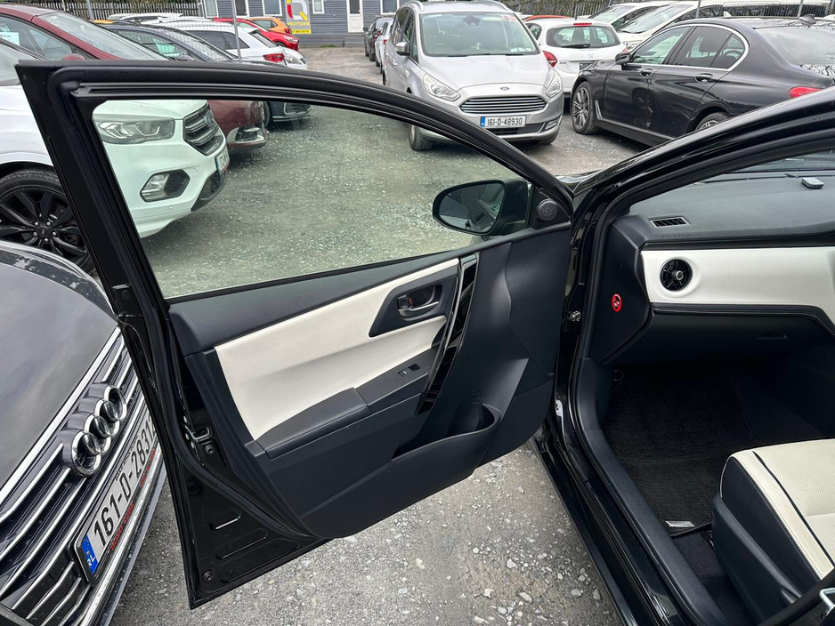 2017 Toyota Auris - image 12