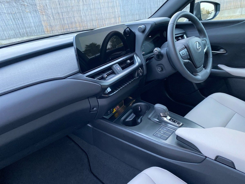 2024 Lexus UX 250 H - image 12