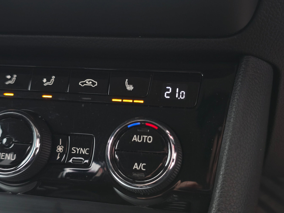 2022 Skoda Superb - image 22