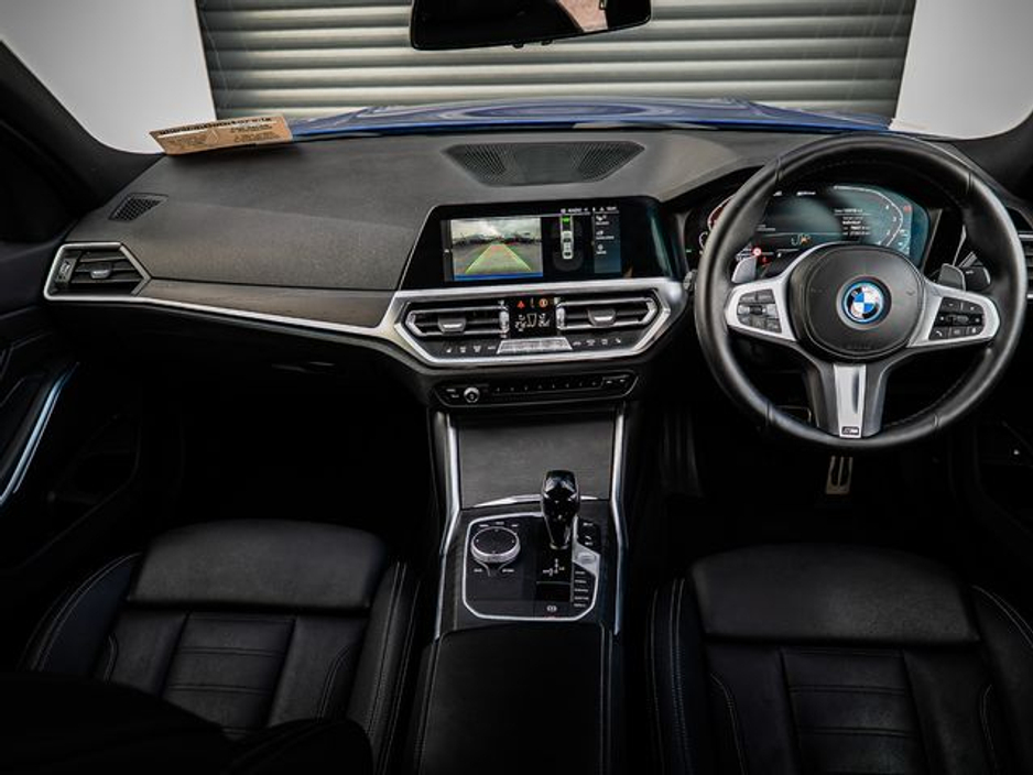 2022 BMW 3 Series - image 15
