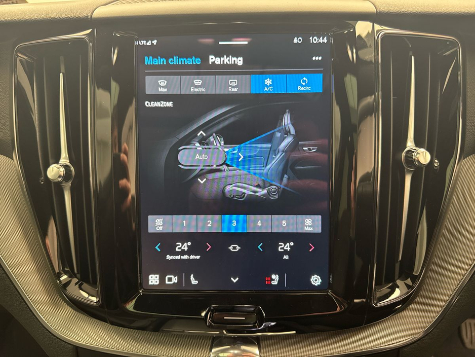2024 Volvo XC60 - image 18