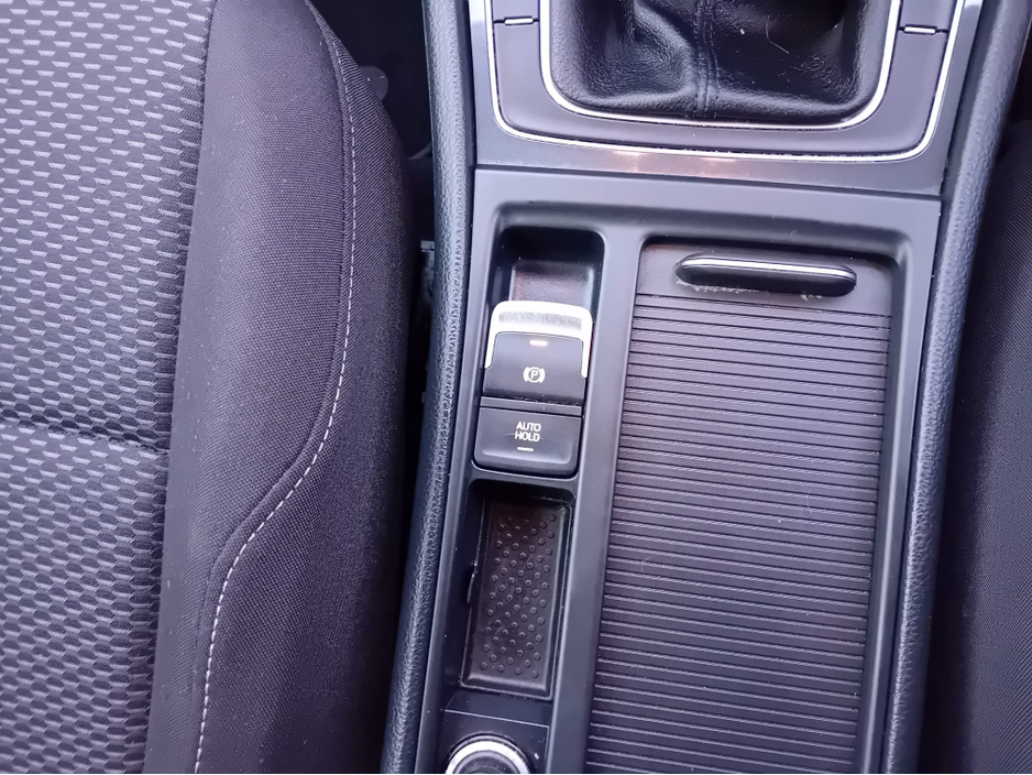 2017 Volkswagen Golf - image 24