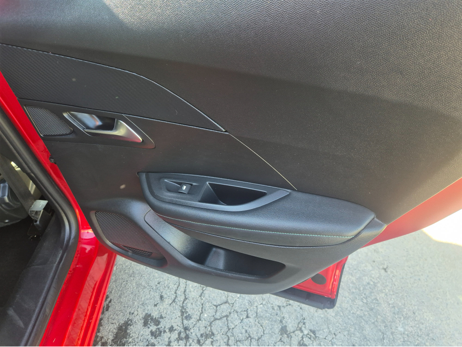 2022 Peugeot 2008 - image 11