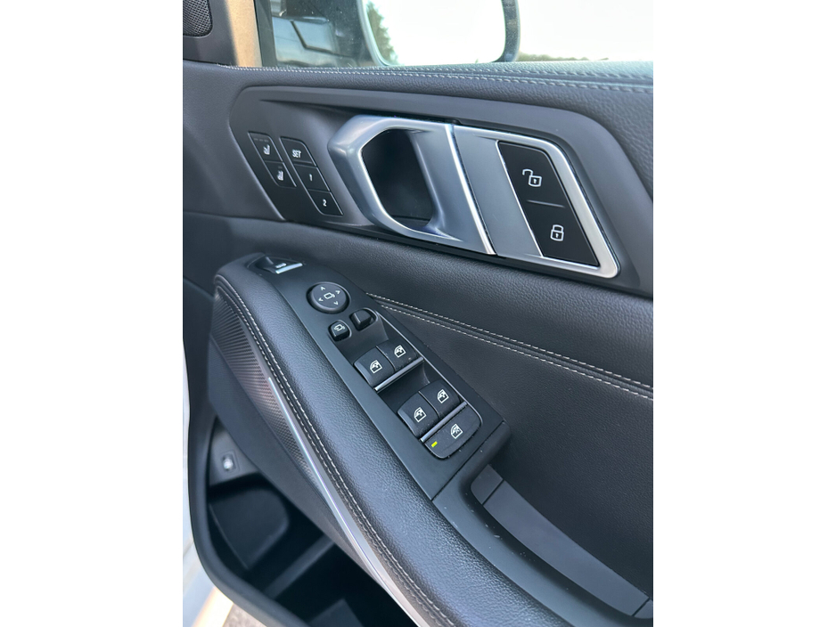 2020 BMW X5 - image 21
