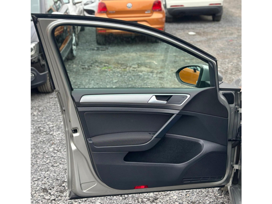 2013 Volkswagen Golf - image 12