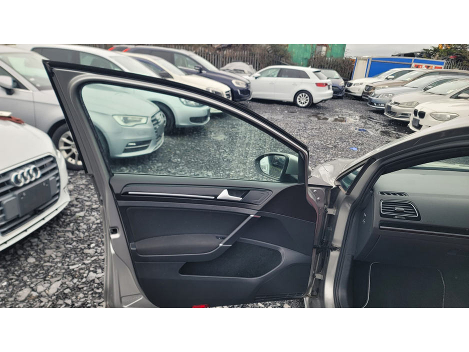 2016 Volkswagen Golf - image 12