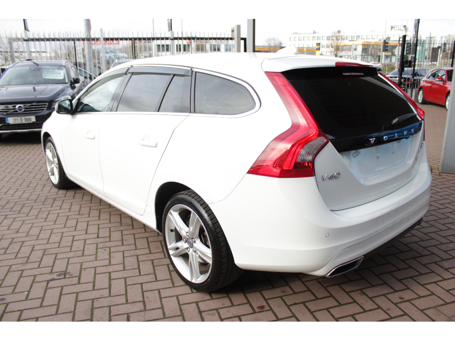 2018 Volvo V60 - image 6